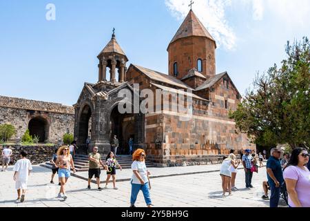 Khor Virap, Arménie - 3 août 2024 : touristes dans la cour du monastère de Khor Virap le jour ensoleillé d'été Banque D'Images