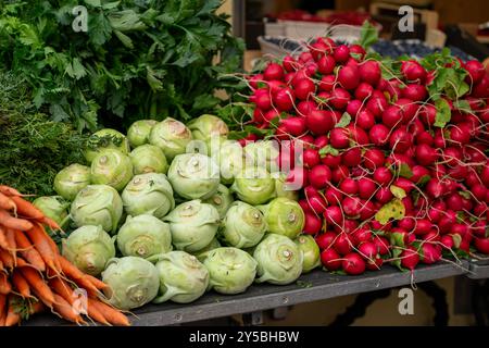 Diverses piles de légumes se trouvent sur la table pour la vente au marché. Banque D'Images