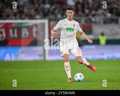 Augsbourg, Allemagne. 20 septembre 2024. Football : Bundesliga, FC Augsburg - FSV Mainz 05, Journée 4, WWK-Arena. Le Keven Schlotterbeck d'Augsbourg en action. Crédit : Harry Langer/dpa - REMARQUE IMPORTANTE : conformément aux règlements de la DFL German Football League et de la DFB German Football Association, il est interdit d'utiliser ou de faire utiliser des photographies prises dans le stade et/ou du match sous forme d'images séquentielles et/ou de séries de photos de type vidéo./dpa/Alamy Live News Banque D'Images