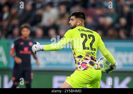 Augsbourg, Allemagne. 20 septembre 2024. Football : Bundesliga, FC Augsburg - FSV Mainz 05, Journée 4, WWK-Arena. Le gardien d'Augsbourg Nediljko Labrovic en action. Crédit : Harry Langer/dpa - REMARQUE IMPORTANTE : conformément aux règlements de la DFL German Football League et de la DFB German Football Association, il est interdit d'utiliser ou de faire utiliser des photographies prises dans le stade et/ou du match sous forme d'images séquentielles et/ou de séries de photos de type vidéo./dpa/Alamy Live News Banque D'Images