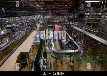 Plzen, République tchèque - 17 août 2024 : intérieur de l'usine d'embouteillage de la brasserie Pilsner Urquell à l'usine Plzensky Prazdroj. Banque D'Images