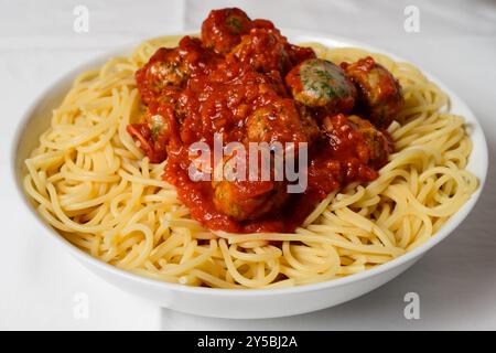 Spaghetti aux boulettes de viande et sauce tomate épicée pâte américaine Banque D'Images