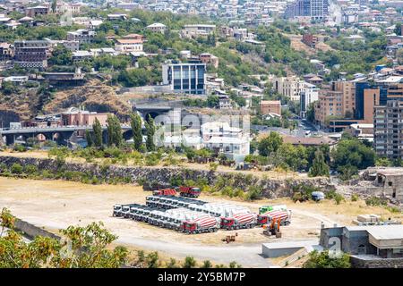 Erevan, Arménie - 11 août 2024 : vue ci-dessus de l'aire de stationnement des véhicules et du quartier Nor Nork dans la ville d'Erevan en Arménie depuis Victory Park en été ensoleillé Banque D'Images