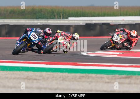 (28) Bradley Ray du Royaume-Uni de Yamaha Motoracing World SBK Team, pilote Yamaha YZF R1 suivi par (1) Alvaro Bautista d'Espagne de Aruba.it Ducati Team, pilote Ducati Panigale V4R en action lors du Championnat du monde FIM Motul Superbike - séance d'essais libres de l'Acerbis Italian Round sur le circuit de Cremona à San Martino del Lago le 21 septembre 2024, Cremona, Italie. Crédit : Independent photo Agency Srl/Alamy Live News Banque D'Images