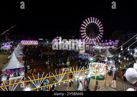 Foire du festival indien avec différentes balançoires vue du haut la vidéo de nuit est prise à la foire locale de jodhpur rajasthan inde le 19 août 2024. Banque D'Images