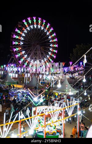 Foire du festival indien avec différentes balançoires vue du haut la vidéo de nuit est prise à la foire locale de jodhpur rajasthan inde le 19 août 2024. Banque D'Images