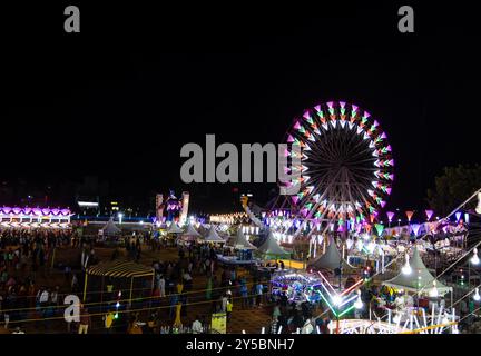 Foire du festival indien avec différentes balançoires vue du haut la vidéo de nuit est prise à la foire locale de jodhpur rajasthan inde le 19 août 2024. Banque D'Images