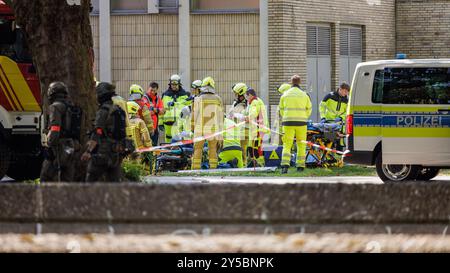 Hanovre, Allemagne. 21 septembre 2024. Le personnel des pompiers se tient à Lavesallee lors d'un exercice majeur du quartier général de la police de Hanovre. En coopération avec plusieurs autorités, le département de police de Hanovre a formé le scénario d'une attaque terroriste. Crédit : OLE Spata/dpa/Alamy Live News Banque D'Images