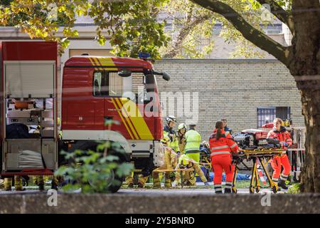 Hanovre, Allemagne. 21 septembre 2024. Le personnel des pompiers se tient à Lavesallee lors d'un exercice majeur du quartier général de la police de Hanovre. En coopération avec plusieurs autorités, le département de police de Hanovre a formé le scénario d'une attaque terroriste. Crédit : OLE Spata/dpa/Alamy Live News Banque D'Images