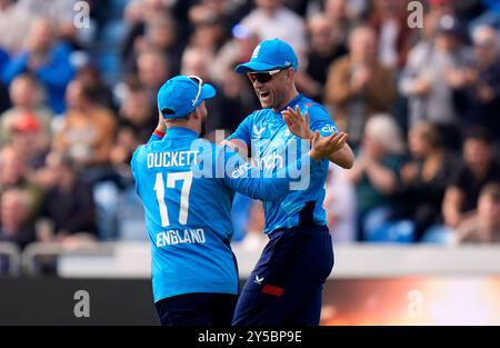 L'Anglais Olly Stone célèbre avec son coéquipier Ben Duckett après avoir pris la décision de renvoyer l'australien Travis Head lors du deuxième match international d'une journée à Headingley, Leeds. Date de la photo : samedi 21 septembre 2024. Banque D'Images