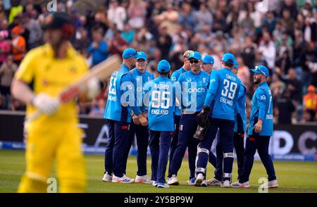 L'Anglais Olly Stone célèbre avec ses coéquipiers après avoir pris la décision de renvoyer l'australien Travis Head lors du deuxième match international d'une journée à Headingley, Leeds. Date de la photo : samedi 21 septembre 2024. Banque D'Images