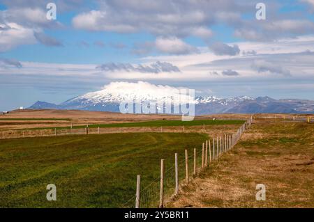 Snaefellsnes Peninsula Islande, vue sur les terres agricoles jusqu'au volcan Snæfellsjokull couvert de neige Banque D'Images