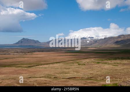 Snaefellsnes Peninsula Islande, vue sur les terres agricoles jusqu'au volcan Snaefellsjokull enneigé Banque D'Images