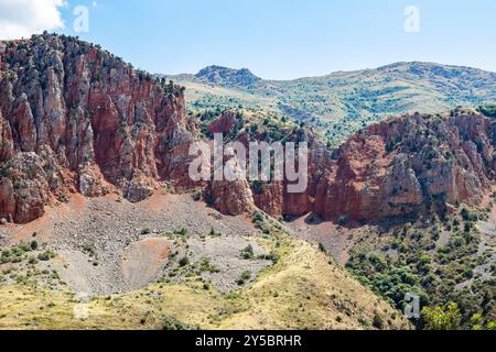 Montagnes colorées de la gorge de Noravank autour du monastère de Noravank dans les provinces de Vayots Dzor, Arménie par jour d'été ensoleillé Banque D'Images