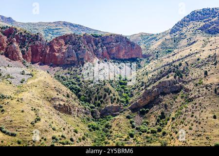 Montagnes colorées du canyon de Noravank autour du monastère de Noravank dans les provinces de Vayots Dzor, en Arménie par jour d'été ensoleillé Banque D'Images