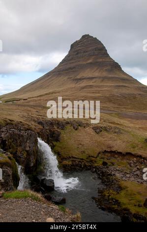 Cascade Kirkjufellfloss avec Mt. Kirkjufell en arrière-plan Banque D'Images