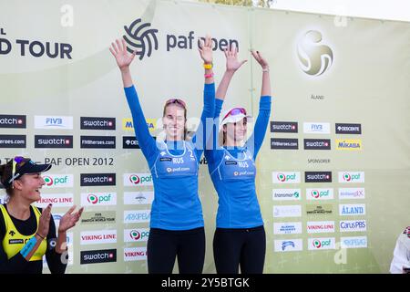 CÉRÉMONIE DE REMISE DES MÉDAILLES, PAF OPEN, BEACH VOLLEY, MARIEHAMN, 2012 : Evgenia Ukolova (2) et Ekaterina Khomyakova (1), de RUSSIE, gagnent le bronze. PAF Open à Mariehamn, Åland, Finlande, le 2 septembre 2012. Photographie : Rob Watkins. INFO : entre 2009-2013, le tournoi PAF Open Beach Volleyball était un événement annuel organisé à Mariehamn, Åland, Finlande. Il a attiré les meilleures équipes et joueurs internationaux en tant que partie du classement officiel du circuit mondial FIVB. Banque D'Images