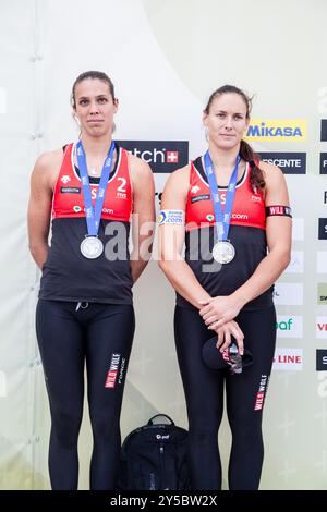 CÉRÉMONIE DE REMISE DES MÉDAILLES, PAF OPEN, BEACH VOLLEY, MARIEHAMN, 2012 : Liliana Fernandez Steiner (1) et Paula Soria (2) d'Espagne (en rouge) remportent la médaille d'argent. PAF Open à Mariehamn, Åland, Finlande, le 2 septembre 2012. Photographie : Rob Watkins. INFO : entre 2009-2013, le tournoi PAF Open Beach Volleyball était un événement annuel organisé à Mariehamn, Åland, Finlande. Il a attiré les meilleures équipes et joueurs internationaux en tant que partie du classement officiel du circuit mondial FIVB. Banque D'Images