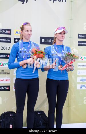 CÉRÉMONIE DE REMISE DES MÉDAILLES, PAF OPEN, BEACH VOLLEY, MARIEHAMN, 2012 : Evgenia Ukolova (2) et Ekaterina Khomyakova (1), de RUSSIE, gagnent le bronze. PAF Open à Mariehamn, Åland, Finlande, le 2 septembre 2012. Photographie : Rob Watkins. INFO : entre 2009-2013, le tournoi PAF Open Beach Volleyball était un événement annuel organisé à Mariehamn, Åland, Finlande. Il a attiré les meilleures équipes et joueurs internationaux en tant que partie du classement officiel du circuit mondial FIVB. Banque D'Images