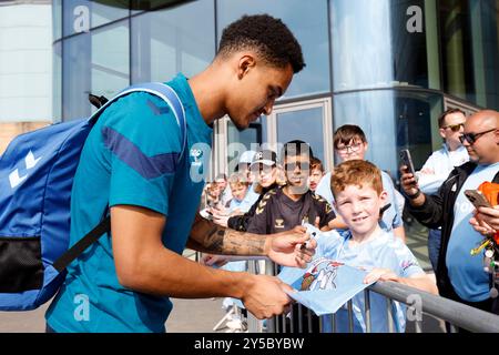 Raphael Borges Rodrigues de Coventry City signe des autographes avec ses fans avant le match du Sky Bet Championship à la Coventry Building Society Arena. Date de la photo : samedi 21 septembre 2024. Banque D'Images