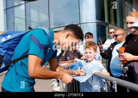 Raphael Borges Rodrigues de Coventry City signe des autographes avec ses fans avant le match du Sky Bet Championship à la Coventry Building Society Arena. Date de la photo : samedi 21 septembre 2024. Banque D'Images