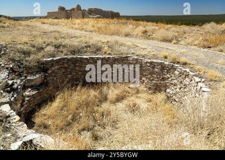 Ruines de kiva (chambre cérémonielle) et (plus tard) église, Salinas Pueblo missions National Monument, Nouveau Mexique États-Unis Banque D'Images