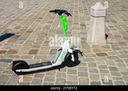 VIENNE, AUTRICHE - 29 JUILLET 2021 : scooter électrique de la société Lime prêt à être loué Banque D'Images