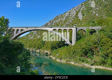 Pont de Solkan sur la rivière Soca à Solkan, Nova Gorica, Slovénie. Le pont de chemin de fer en arc de pierre le plus ongle dans le monde, et le 2ème plus long pont en arc de pierre Banque D'Images