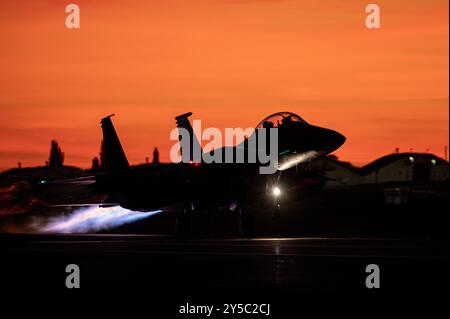 Un F-15E Strike Eagle de l'US Air Force décolle à RAF Lakenheath, Angleterre, le 16 septembre 2024. La 48th Fighter Wing consacre les heures de vol allouées pendant Banque D'Images