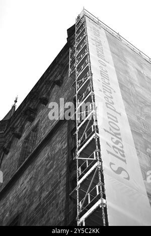 Travaux de rénovation de la tour gothique Powder Gate (Prasna brana), monument historique à Prague, République tchèque, le 14 septembre 2024 Banque D'Images