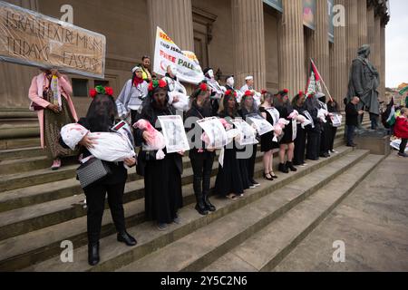 Liverpool, Royaume-Uni. 21 septembre 2024. Manifestation palestinienne à Liverpool sur la place St Georges rejointe par des juifs orthodoxes soutenant l'État palestinien. Photo : crédit : GaryRobertsphotography/Alamy Live News Banque D'Images