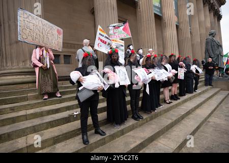 Liverpool, Royaume-Uni. 21 septembre 2024. Manifestation palestinienne à Liverpool sur la place St Georges rejointe par des juifs orthodoxes soutenant l'État palestinien. Photo : crédit : GaryRobertsphotography/Alamy Live News Banque D'Images