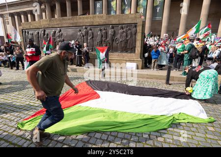 Liverpool, Royaume-Uni. 21 septembre 2024. Manifestation palestinienne à Liverpool sur la place St Georges rejointe par des juifs orthodoxes soutenant l'État palestinien. Photo : crédit : GaryRobertsphotography/Alamy Live News Banque D'Images