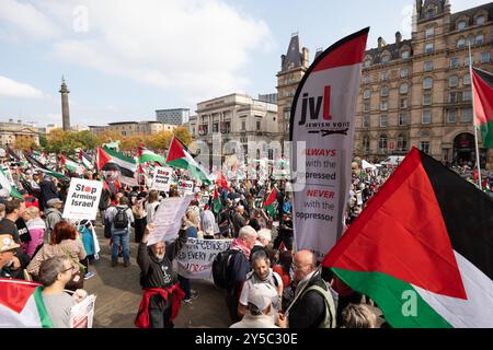 Liverpool, Royaume-Uni. 21 septembre 2024. Manifestation palestinienne à Liverpool sur la place St Georges rejointe par des juifs orthodoxes soutenant l'État palestinien. Photo : crédit : GaryRobertsphotography/Alamy Live News Banque D'Images