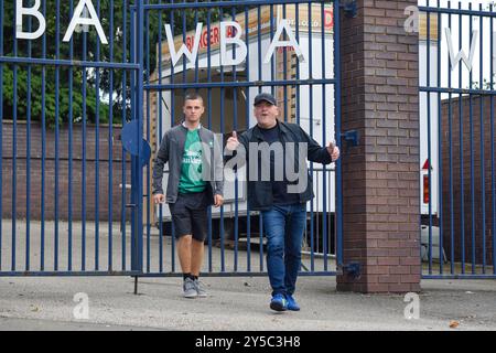 Birmingham, Royaume-Uni. 21 septembre 2024. Plymouth Argyle supporters de bonne humeur devant le West Bromwich Albion FC vs Plymouth Argyle FC SKY BET EFL Championship match aux Hawthorns, West Bromwich, Birmingham, Angleterre, Royaume-Uni le 21 septembre 2024 Credit : Every second Media/Alamy Live News Banque D'Images