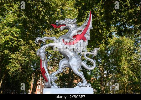 Londres, Angleterre, Royaume-Uni. Dragon marquant la limite de la Cité de Londres, Victoria Embankment. Modèle en fonte, conception basée sur deux grands sculptus de dragon Banque D'Images