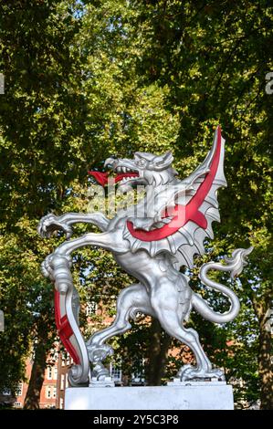 Londres, Angleterre, Royaume-Uni. Dragon marquant la limite de la Cité de Londres, Victoria Embankment. Modèle en fonte, conception basée sur deux grands sculptus de dragon Banque D'Images