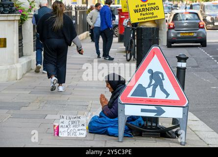 Londres, Royaume-Uni. Femme âgée sans-abri mendiant dans la rue Banque D'Images