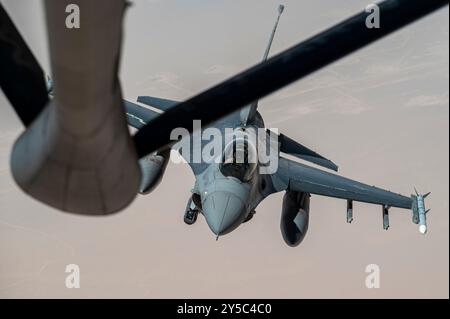 Un F-16 Fighting Falcon de l'US Air Force affecté au 510th Expeditionary Fighter Squadron, Aviano Air base, en Italie, se prépare à recevoir du carburant d'un KC Banque D'Images