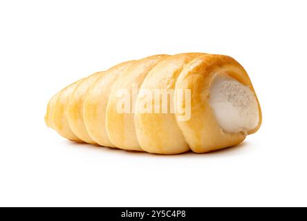 Vue latérale de la corne crème de pâte feuilletée est isolée sur fond blanc avec chemin de découpage. Banque D'Images