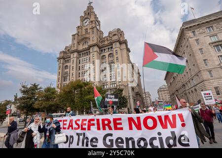 Liverpool, Royaume-Uni. 21 septembre 2024. Protestation palestinienne Liverpool a commencé à St Georges Square des milliers de personnes ont défilé vers le front de mer Mersey en passant par le bâtiment emblématique du foie. La conférence du parti travailliste se tiendra sur l'eau à partir de ce week-end. Liverpool UK photo : crédit : GaryRobertsphotography/Alamy Live News Banque D'Images