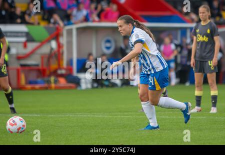 Crawley, Royaume-Uni. 21 septembre 2024. Crawley, Angleterre, le 21 septembre 2024 : Fran Kirby (14 Brighton) sur le point de marquer à partir du spot lors du match de Super League Barclays FA Womens entre Brighton et Hove Albion et Everton au Broadfield Stadium, Crawley. (Tom Phillips/SPP) crédit : photo de presse sportive SPP. /Alamy Live News Banque D'Images