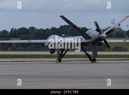 Un MQ-9 Reaper de la 119th Wing, North Dakota Air National Guard taxis sur la rampe lors de l'exercice Hawki Fury le 14 septembre 2024, au 132e. Banque D'Images