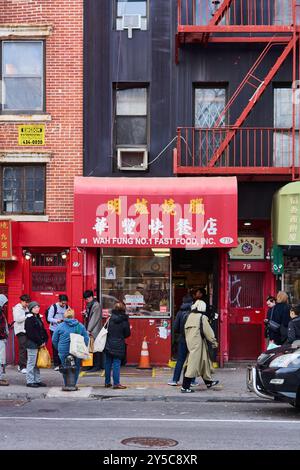 New York, États-Unis -21 septembre 2024 : restaurant chinois Wah Fung No. 1 capturé au cours d'une journée typique avec des gens et architecte caractéristique Banque D'Images