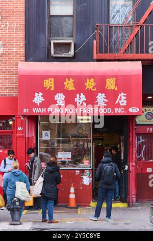 New York, États-Unis -21 septembre 2024 : scène de rue animée devant un restaurant chinois de restauration rapide bien connu au cœur de Chinatown. Banque D'Images