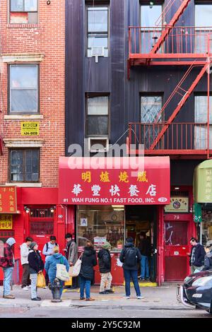 New York, États-Unis -21 septembre 2024 : vue de face du célèbre Wah Fung No. 1 Fast Food à Chinatown, New York, avec des clients qui attendent et un ur Banque D'Images