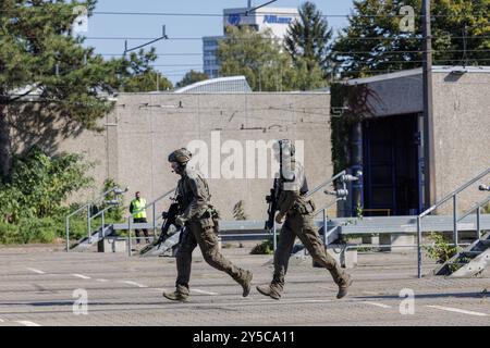 Hanovre, Allemagne. 21 septembre 2024. Des officiers de police du Commandement des opérations spéciales (SEK) courent lors d'un exercice à grande échelle du quartier général de la police de Hanovre au dépôt de üstra Glocksee. Le quartier général de la police de Hanovre a formé le scénario d'une attaque terroriste en coopération avec plusieurs autorités. Crédit : OLE Spata/dpa/Alamy Live News Banque D'Images