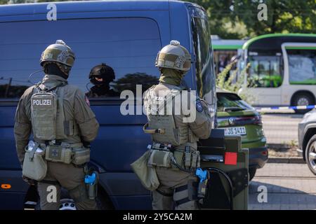 Hanovre, Allemagne. 21 septembre 2024. Des policiers du Commandement des opérations spéciales (SEK) se tiennent au dépôt de üstra Glocksee lors d'un exercice de grande envergure mené par la Direction de la police de Hanovre. En coopération avec plusieurs autorités, le Département de police de Hanovre a formé le scénario d'une attaque terroriste. Crédit : OLE Spata/dpa/Alamy Live News Banque D'Images