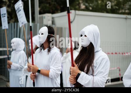 Madrid, Espagne. 21 septembre 2024. Femmes vêtues de robes blanches et de masques lors d'une manifestation pour réclamer la fin de la violence sexiste devant le Congrès des députés à Madrid 21 septembre 2024 Espagne (photo par Oscar Gonzalez/Sipa USA) crédit : Sipa USA/Alamy Live News Banque D'Images