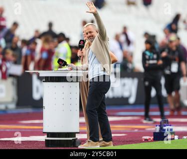 L'ancien joueur Joe Cole fait signe aux fans de Chelsea après le match de premier League West Ham United vs Chelsea au London Stadium, Londres, Royaume-Uni, le 21 septembre 2024 (photo de Gareth Evans/News images) Banque D'Images